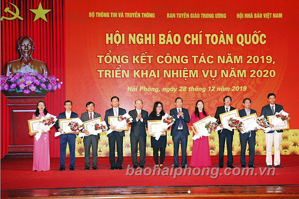 Các ông: Võ Văn Phuông, Ủy viên Trung ương Đảng,  Phó Trưởng ban Thường trực Ban Tuyên giáo Trung ương; Thuận Hữu, Ủy viên Trung ương Đảng, Phó trưởng Ban Tuyên giáo Trung ương, Chủ tịch Hội Nhà báo Việt Nam trao bằng khen của Ban Tuyên giáo Trung ương tặng các tập thể, đơn vị, cơ quan báo chí có thành tích xuất sắc trong công tác báo chí năm 2019.