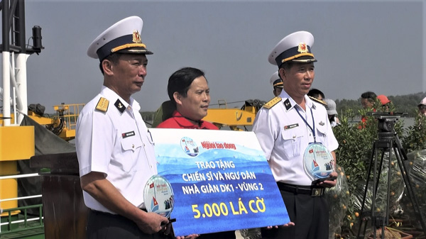 Báo Người lao động đã tặng trao tặng cán bộ, chiến sĩ nhà giàn DK1 và ngư dân 5 ngàn lá cờ Tổ quốc.