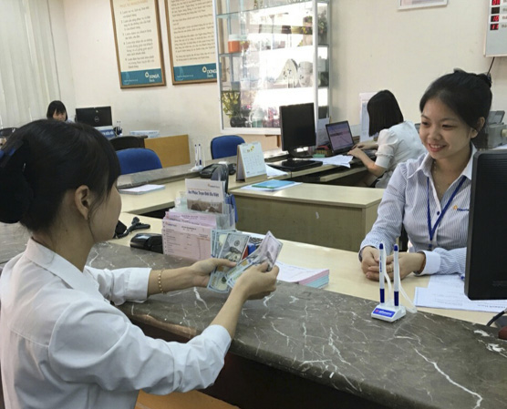 Theo đại diện DongA Bank, chi nhánh Vũng Tàu, sau Tết Dương lịch, lượng kiều hối đổ về sẽ tăng mạnh.  Trong ảnh: Giao dịch ngoại tệ tại DongA Bank.