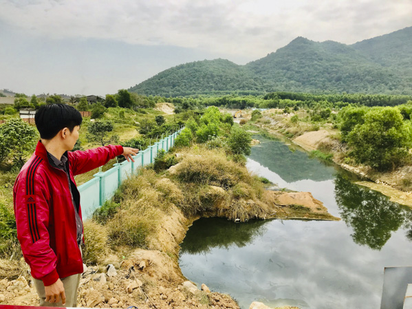 Nước suối Giao Kèo chuyển màu đen kịt do nguồn thải của các  nhà máy trong và gần Khu XLCTTT Tóc Tiên.