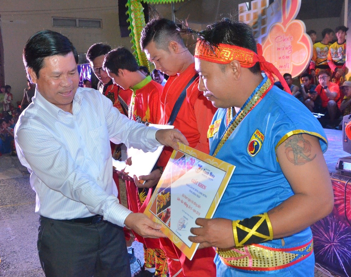 Ông Nguyễn Văn Xinh, Ủy viên Ban Thường vụ Tỉnh ủy, Trưởng Ban Tuyên giáo Tỉnh ủy trao Giấy khen của Ban tổ chức cho các đội tham gia Ngày hội.