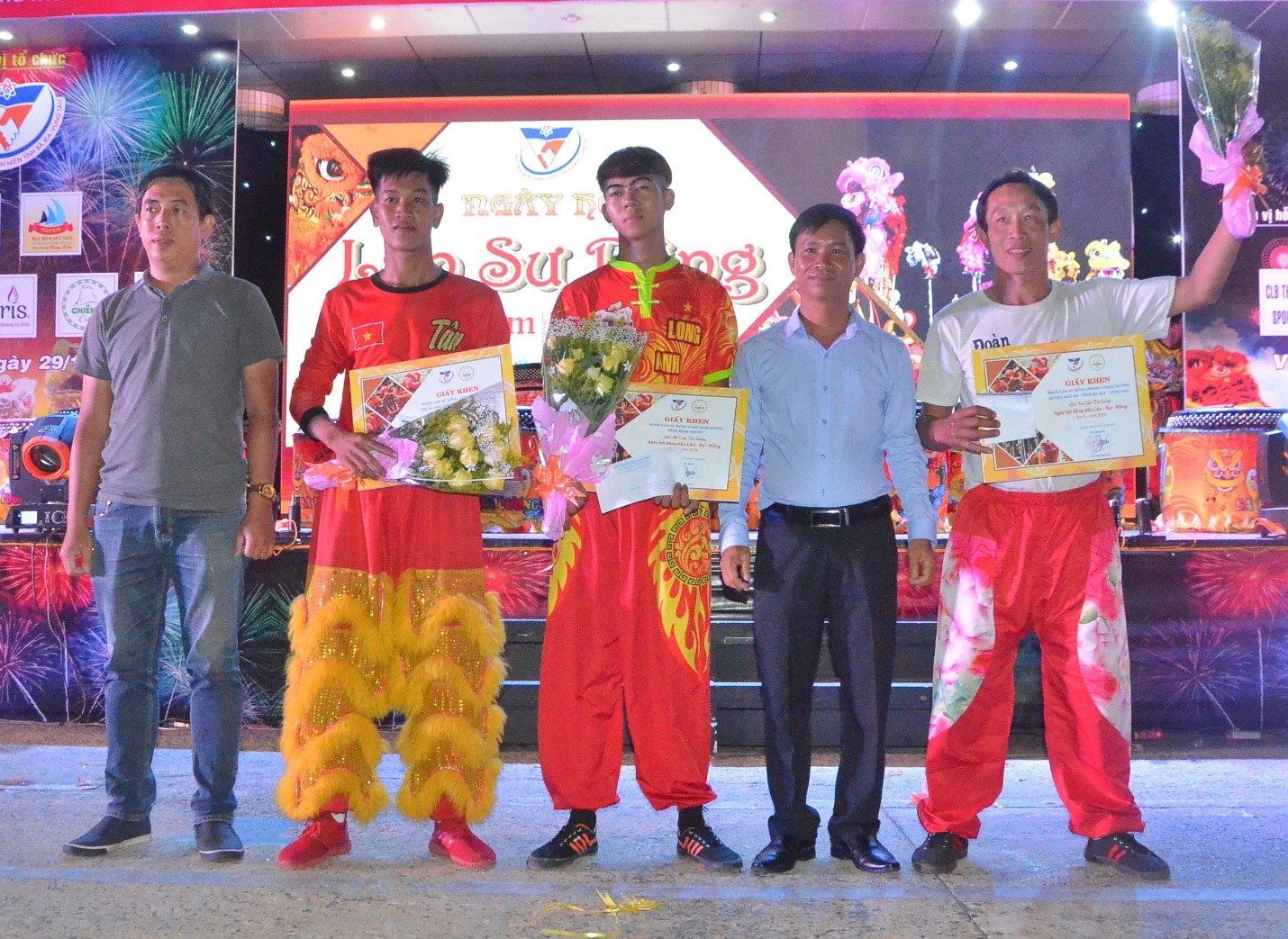 Ông Lê Anh Quỳnh, Giám đốc Nhà Văn hóa Thanh niên tỉnh trao Giấy khen cho 3 đội lân-sư-rồng được khán giả yêu thích nhất.