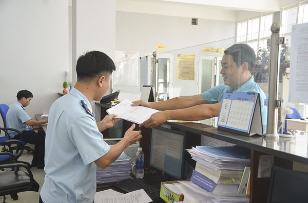 DN làm thủ tục hải quan tại Chi cục Hải quan cửa khẩu Cảng Phú Mỹ.