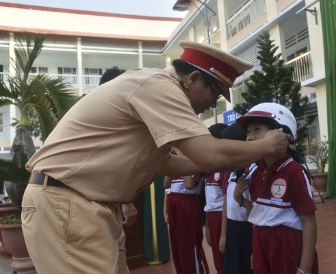 Đại diện Công an TP.Vũng Tàu tặng mũ bảo hiểm cho HS Trường TH Võ Nguyên Giáp.