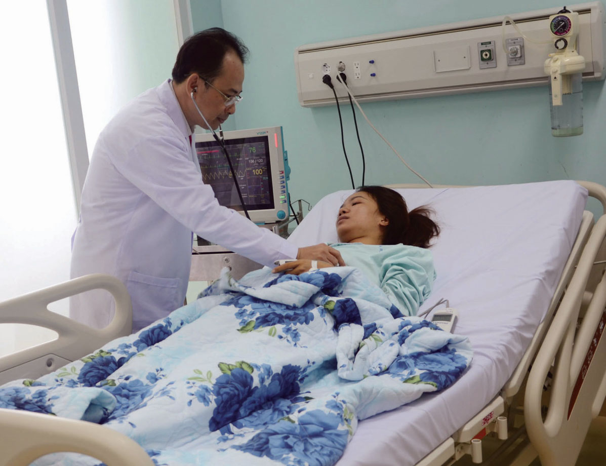 Nhờ tự chủ tài chính, các bệnh viện có thể chủ động hợp đồng, liên kết với BV tuyến trên triển khai kỹ thuật khám, chữa bệnh chuyên sâu. Trong ảnh: Bác sĩ thăm khám cho bệnh nhân lọc thận nhân tạo bằng kỹ thuật lọc màng bụng do BV Bà Rịa hợp đồng, liên kết với BV tuyến trên để triển khai. Ảnh: THIÊN MINH