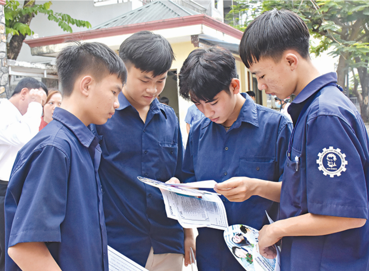 Học viên Trường Trung cấp Kỹ thuật công nghệ Phước Lộc (TX.Phú Mỹ) tham gia phiên tư vấn kỹ năng tìm việc làm do Trung tâm Dịch vụ việc làm tỉnh tổ chức.