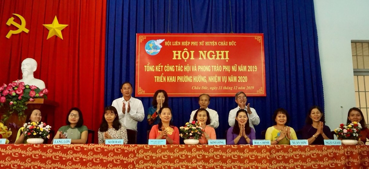 Ký kết thi đua năm 2020 giữa Hội LHPN huyện và cơ sở xã, thị trấn với sự chứng kiến của các lãnh đạo huyện. Ảnh: Thái Bình