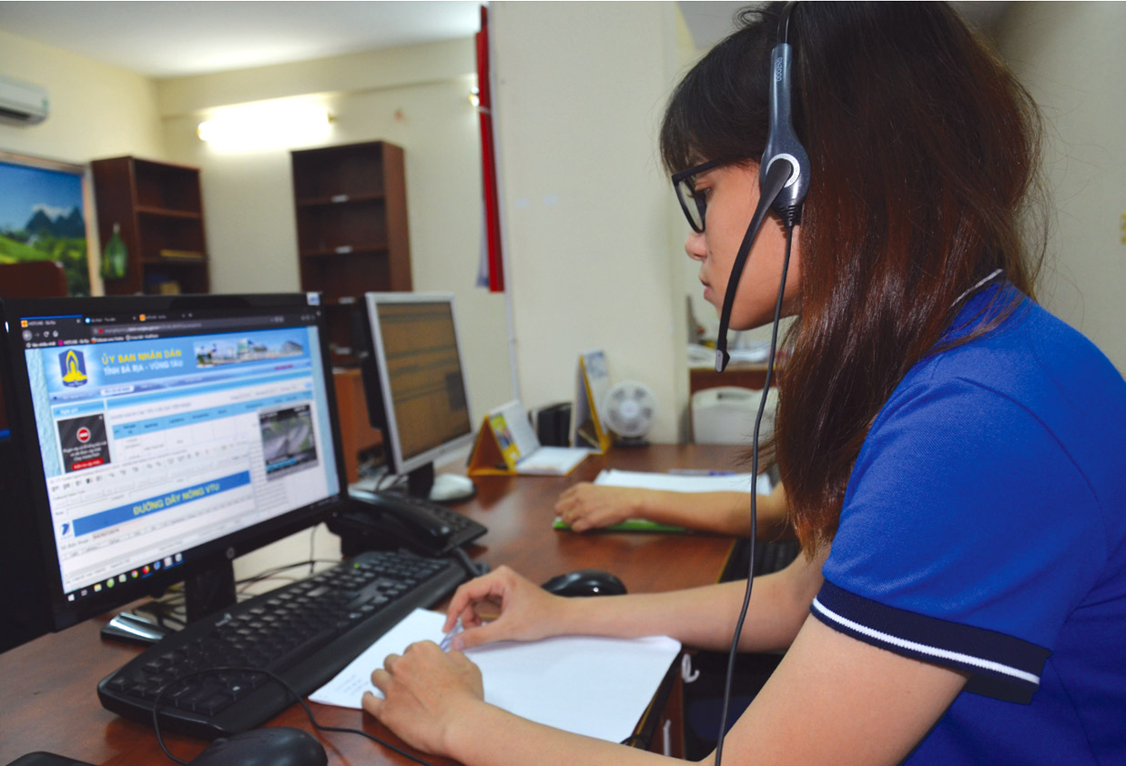 Điện thoại viên tổng đài 088.8800.247 tiếp nhận thông tin từ các cá nhân, tổ chức, DN gọi đến đường dây nóng của lãnh đạo tỉnh. Ảnh: MỸ PHƯỢNG