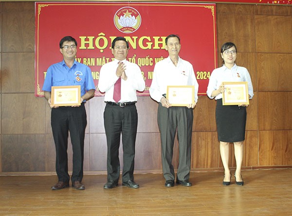 Ông Bùi Chí Thành, Ủy viên Dự khuyết Trung ương Đảng, Ủy viên Ban Thường vụ Tỉnh ủy, Chủ tịch UBMTTQVN tỉnh trao Kỷ niệm chương “Vì sự nghiệp đại đoàn kết dân tộc” của Ủy ban Trung ương MTTQVN cho các cá nhân.
