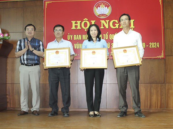 Ông Nguyễn Văn Đồng, Ủy viên Ban Thường vụ Tỉnh ủy, Trưởng Ban Dân vận Tỉnh ủy trao Bằng khen của UBND tỉnh cho các các nhân có thành tích xuất sắc trong công tác ủng hộ Quỹ “An sinh xã hội” tỉnh năm 2019.
