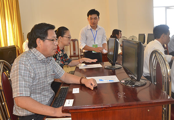 Các thí sinh thực hiện phần thi trắc nghiệm trên máy tính.