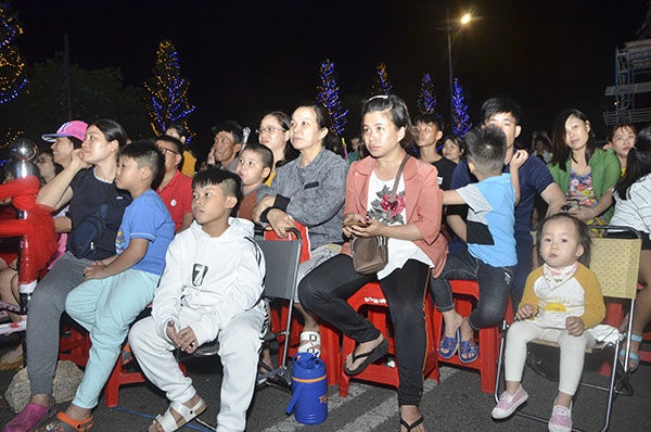 Chương trình nghệ thuật thu hút hàng ngàn khán giả.