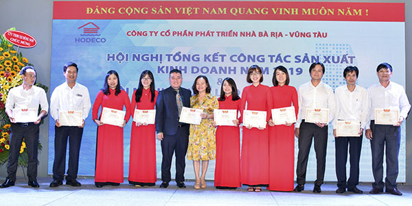 Đại diện Công ty Hodeco trao Giấy khen cho các cá nhân đạt thành tích xuất sắc trong năm 2019.
