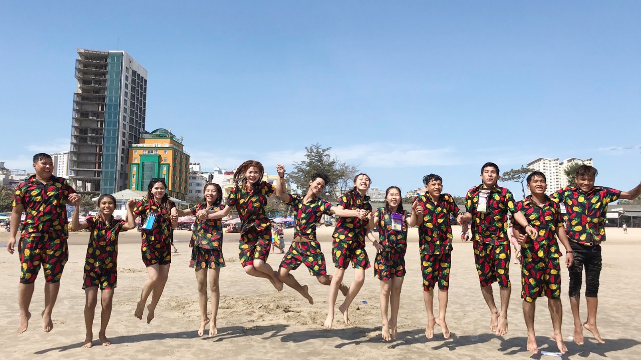 Bãi Sau thoáng rộng, du khách thoả thích vui chơi.