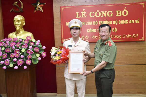 Thừa ủy quyền của Bộ trưởng Bộ Công an, Thiếu tướng Lê Tấn Tới, Cục trưởng Cục Tổ chức cán bộ, Bộ Công an trao quyết định điều động đối với Trung tá Trần Thanh Hiển.