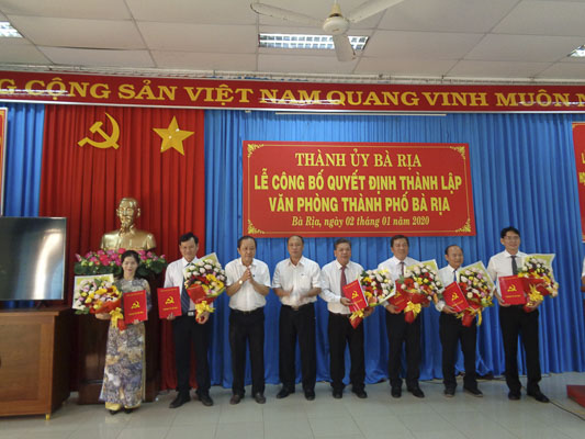 Tập thể Văn phòng TP. Bà Rịa nhận Quyết định. 