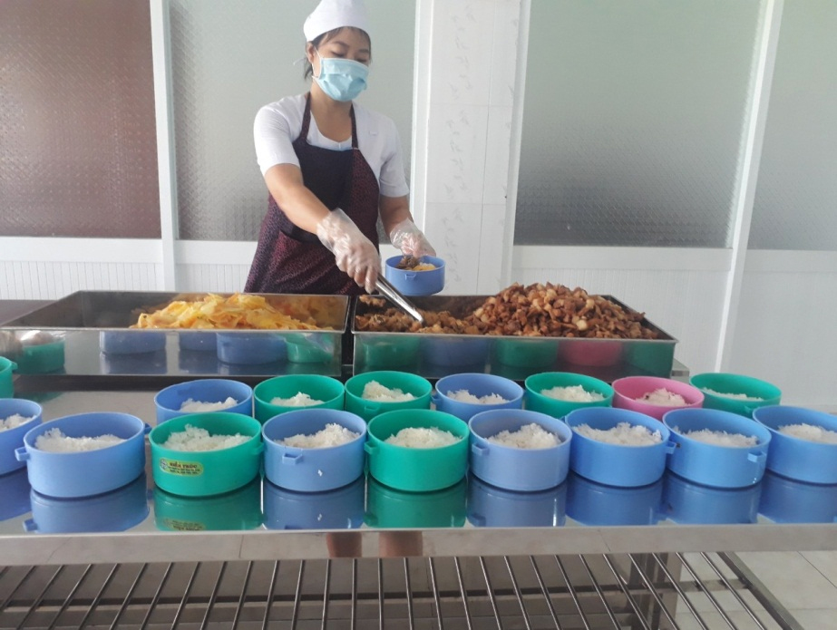 Nhân viên bếp của Bệnh viện Tâm thần tỉnh chia suất ăn cho bệnh nhân.