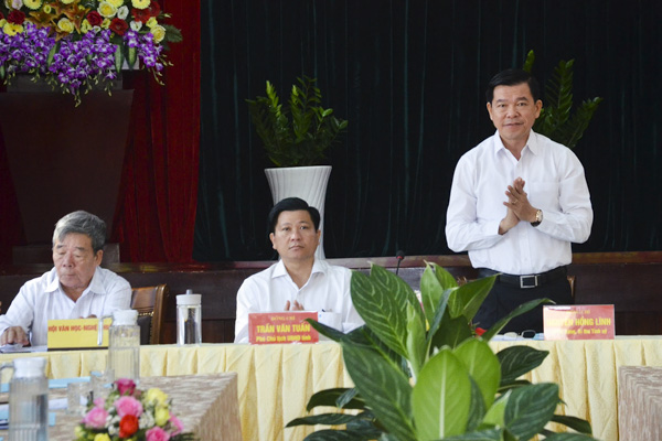 Ông Nguyễn Hồng Lĩnh, Ủy viên Trung ương Đảng, Bí thư Tỉnh ủy, Chủ tịch HĐND tỉnh; ông Trần Văn Tuấn, Phó Chủ tịch UBND tỉnh và ông Lê Huy Mậu, Chủ tịch Hội VHNT tỉnh, chủ trì hội nghị. 