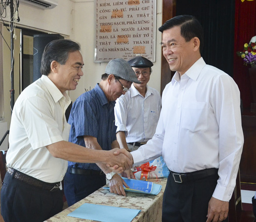 Ông Nguyễn Hồng Lĩnh, Ủy viên Trung ương Đảng, Bí thư Tỉnh ủy, Chủ tịch HĐND tỉnh gặp gỡ hội viên Hội VHNT tỉnh.