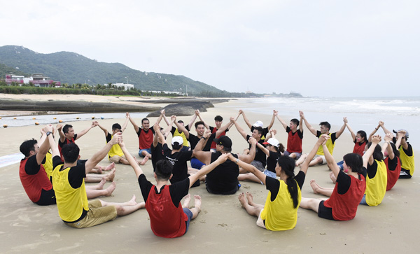 Một nhóm du khách đến từ TP.Hồ Chí Minh chơi teambuilding tại Oceanami Villas & Beach Club.