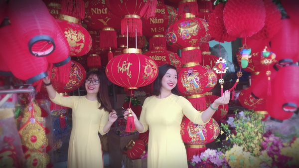 Khách hàng chọn mua đèn lồng trang trí Tết tại nhà sách Hải Ngân (326 Bình Giã, TP. Vũng Tàu)