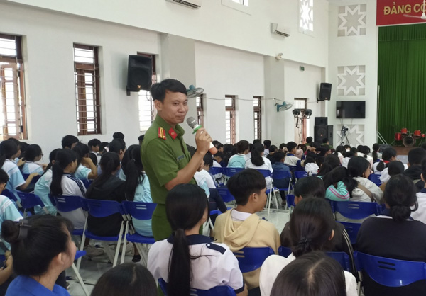 Cán bộ PC02 Công an tỉnh tuyên truyền pháp luật cho HS Trường Phổ thông Dân tộc nội trú tỉnh.