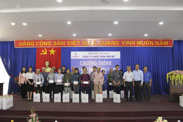 Công ty Nhiệt điện Phú Mỹ trao quà cho các hộ có hoàn cảnh khó khăn, hộ nghèo phường Phú Mỹ.