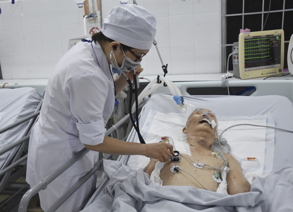 Những bệnh nhân bị đa kháng thuốc có nguy cơ tử vong cao, kể cả khi nhiễm khuẩn rất bình thường.  Trong ảnh: Bác sĩ thăm khám cho bệnh nhân bị viêm phổi nằm điều trị tại Khoa Hồi sức tích cực và Chông độc, BV Lê Lợi.
