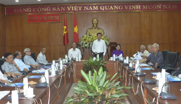 Ông Nguyễn Hồng Lĩnh, Ủy viên Trung ương Đảng, Bí thư Tỉnh ủy, Chủ tịch HĐND tỉnh phát biểu tại buổi gặp mặt. 