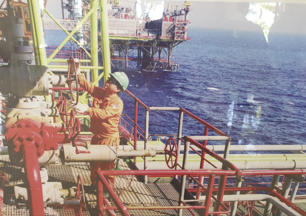 Người lao động VSP làm việc trên giàn khoan.