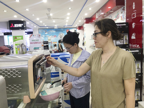 Khách chọn mua lò nướng tại cửa hàng điện máy A Hò.