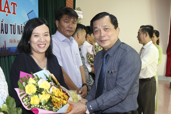 Ông Hồ Văn Lợi, Bí thư Huyện ủy Đất Đỏ tặng hoa cảm ơn những đóng góp của DN, mạnh thường quân. Ảnh: TUẤN VŨ
