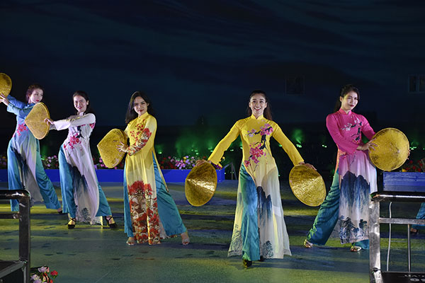 Nhóm múa The Queen thướt tha trong tà áo dài biểu diễn tiết mục múa “Theo Anh”.
