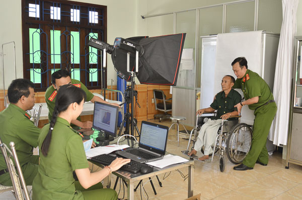 Phòng Cảnh sát quản lý hành chính về TTXH về cơ sở làm thủ tục cấp căn cước công dân cho thương, bệnh binh.