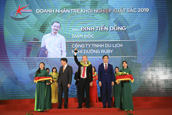 Đinh Tiến Dũng nhận giải thưởng Doanh nhân trẻ khởi nghiệp xuất sắc 2019.