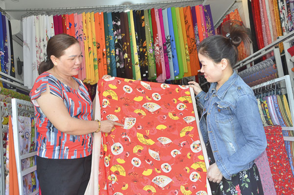  Năm 2019, thông qua Hội LHPN phường 7, chị Trần Thị Bích Tiên, chủ shop vải Quỳnh Tiên (19D Nguyễn Tri Phương, bìa trái) đã vay Ngân hàng Chính sách-Xã hội 40 triệu đồng để có thêm vốn kinh doanh các loại vải áo dài.
