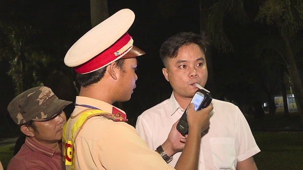 Lực lượng CSGT Công an tỉnh kiểm tra nồng độ cồn của người tham gia giao thông tại ngã ba đường Nguyễn Tất Thành và QL51 đoạn qua khu vực TP.Bà Rịa.