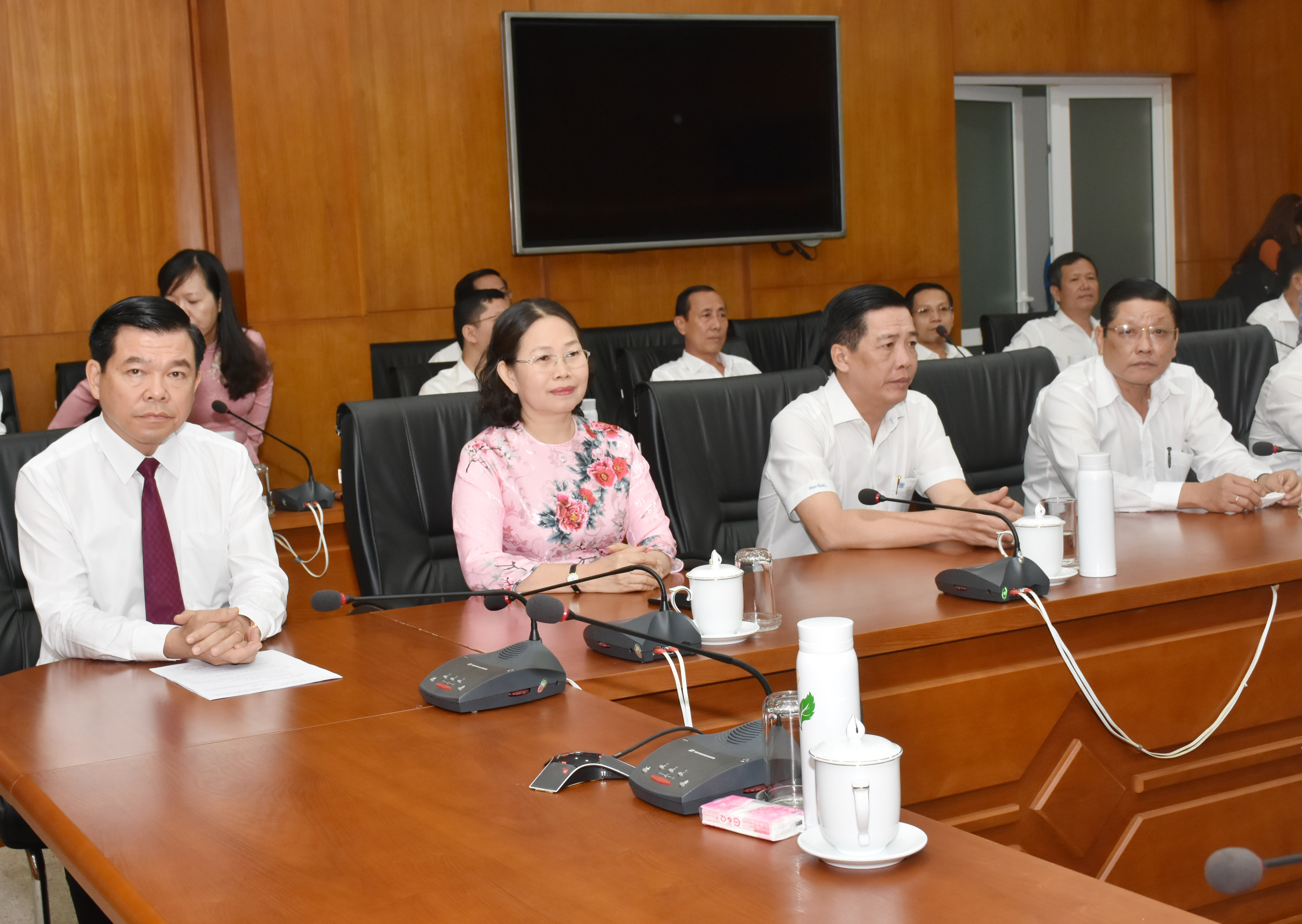 Ông Nguyễn Hồng Lĩnh, Ủy viên Trung ương Đảng, Bí thư Tỉnh ủy, Chủ tịch HĐND tỉnh (thứ nhất bên trái sang), bà Nguyễn Thị Yến, Phó Bí thư Thường trực Tỉnh ủy, Trưởng Đoàn ĐBQH tỉnh, ông Lưu Tài Đoàn, Ủy viên Ban Thường vụ Tỉnh ủy, Trưởng Ban Tổ chức Tỉnh ủy (thứ hai bên phải sang) và ông Đỗ Văn Bửu, Ủy viên Ban Thường vụ Tỉnh ủy, Chủ nhiệm Ủy ban Kiểm tra Tỉnh ủy (thứ nhất bên phải sang) tham dự Hội nghị.