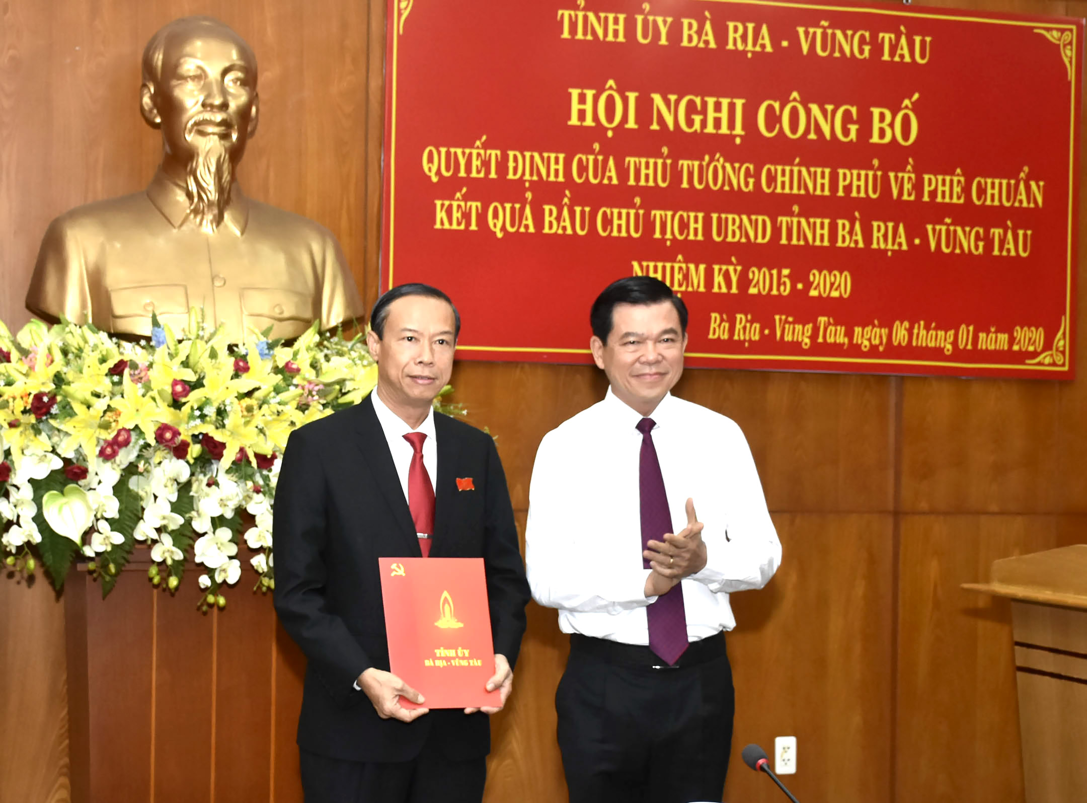 Ông Nguyễn Hồng Lĩnh, Ủy viên Trung ương Đảng, Bí thư Tỉnh ủy, Chủ tịch HĐND tỉnh trao Quyết định của Thủ tướng Chính phủ Nguyễn Xuân Phúc phê chuẩn kết quả bầu chức vụ Chủ tịch UBND tỉnh Bà Rịa-Vũng Tàu nhiệm kỳ 2016-2021 đối với ông Nguyễn Văn Thọ, Phó Bí thư Tỉnh ủy Bà Rịa-Vũng Tàu.