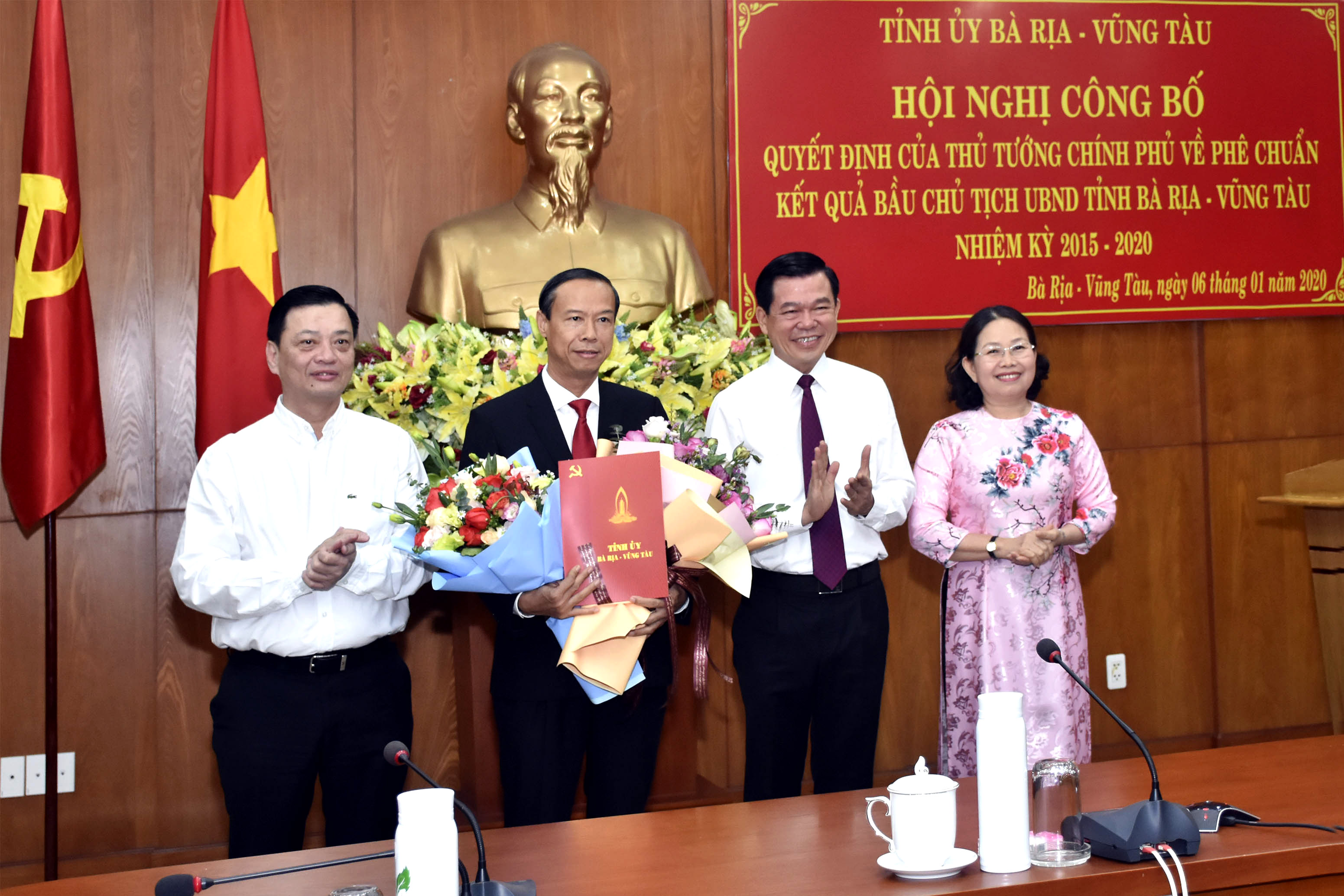 Ông Nguyễn Hồng Lĩnh, Ủy viên Trung ương Đảng, Bí thư Tỉnh ủy, Chủ tịch HĐND tỉnh; bà Nguyễn Thị Yến, Phó Bí thư Thường trực Tỉnh ủy, Trưởng Đoàn ĐBQH tỉnh; ông Nguyễn Thành Long, Ủy viên Ban Thường vụ Tỉnh ủy, Quyền Chủ tịch UBND tỉnh trao quyết định và tặng hoa chúc mừng ông Nguyễn Văn Thọ, Phó Bí thư Tỉnh ủy, Chủ tịch UBND tỉnh Bà Rịa-Vũng Tàu.
