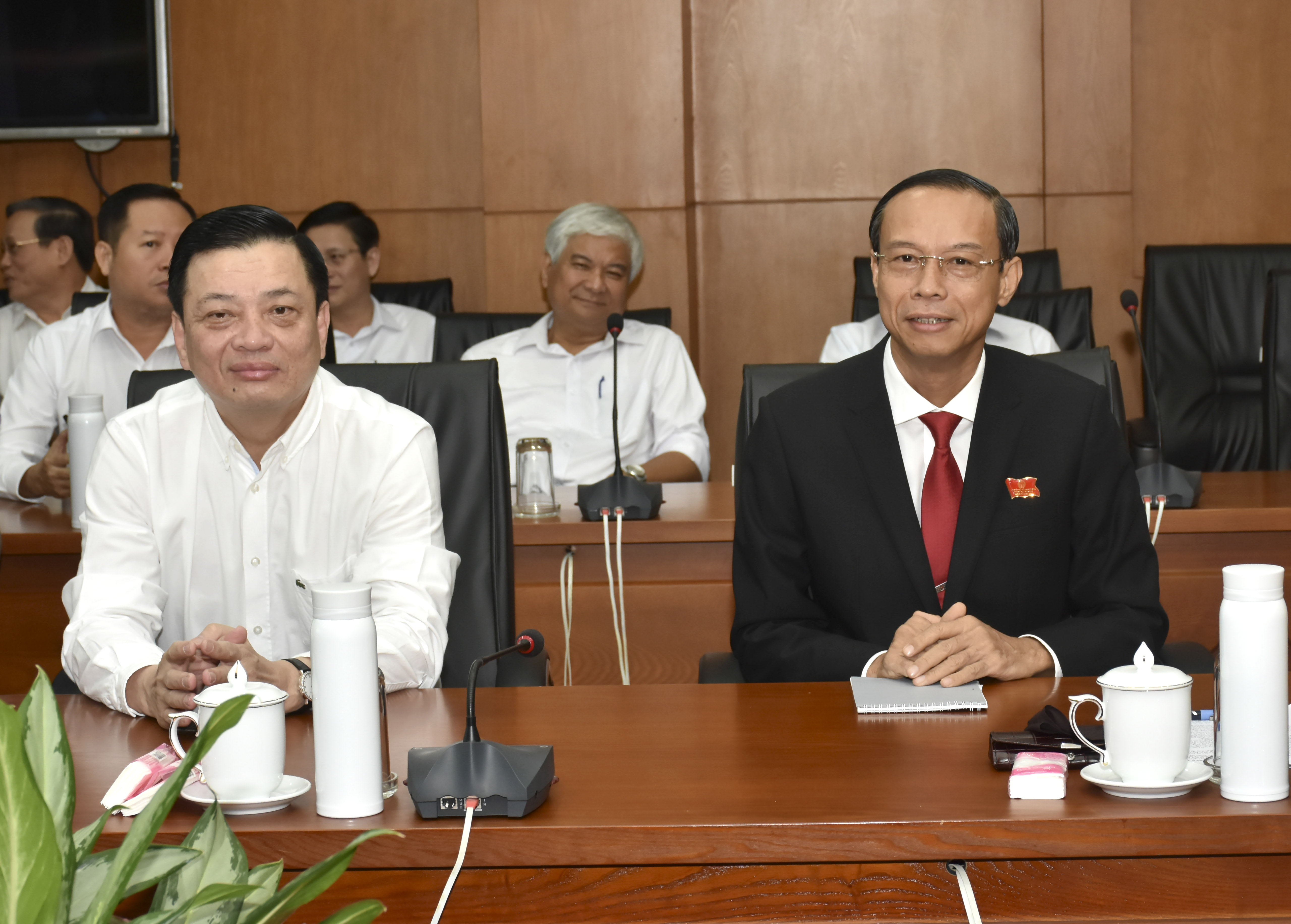 Ông Nguyễn Thành Long, Ủy viên Ban Thường vụ Tỉnh ủy, Quyền Chủ tịch UBND tỉnh (thứ nhất bên trái sang) và ông Nguyễn Văn Thọ, Phó Bí thư Tỉnh ủy, Chủ tịch UBND tỉnh tham dự Hội nghị.