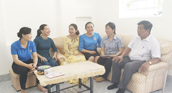 Đại diện LĐLĐ tỉnh và Công đoàn Ngành NN-PTNT, CĐCS Công ty CP Cao su Thống Nhất thăm gia đình chị Nguyễn Thanh Trúc (phường Long Hương, TP.Bà Rịa) - một trong những trường hợp được tặng “Mái ấm công đoàn”.