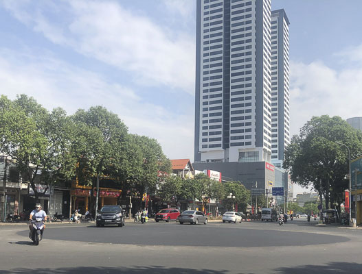 Sau khi vòng xoay ngã tư Giếng Nước được dỡ bỏ hoàn toàn, các phương tiện lưu thông qua khu vực này thuận lợi, thông thoáng hơn nhờ sự điều tiết bằng các cột đèn tín hiệu giao thông.