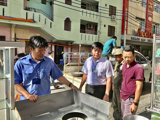  Ông Trần Quốc Toản, Chủ tịch UBND phường Thắng Tam (giữa) trực tiếp tham gia cùng đội trật tự đô thị đến từng hộ kinh doanh, tuyên truyền vận động không lấn chiếm lòng đường, vỉa hè để buôn bán.