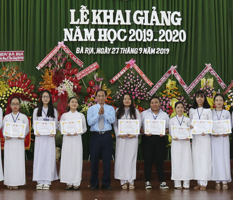 Những phần học bổng là nguồn động viên về vật chất và tinh thần, tiếp sức cho các em HS, SV nghèo vươn lên trong học tập. Trong ảnh: Ông Võ Thành Kỳ, Chủ tịch Hội Khuyến học tỉnh trao học bổng cho em Hồ Thị Hồng Anh (thứ 3 từ phải qua) và các SV Trường CĐ Sư phạm tỉnh.