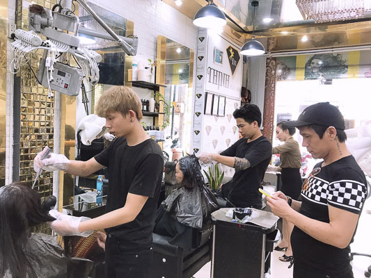 Khách làm đẹp tại Salon Thịnh Hà Lan. 