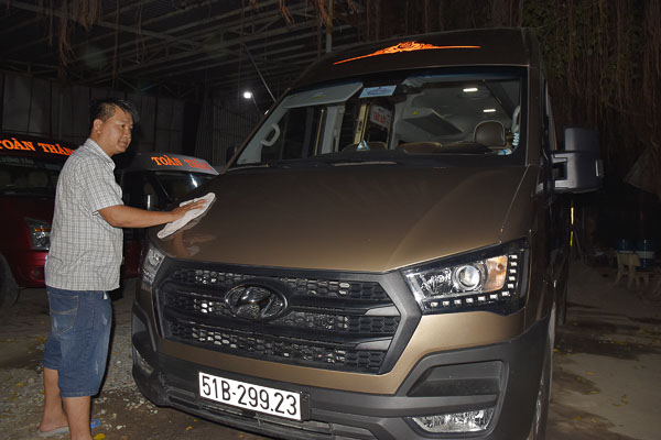 Nhiều xe đời mới được các DN trang bị phục vụ khách Tết. Trong ảnh: Một chiếc xe Huyndai 16 chỗ đời 2019  được Công ty TNHH Dịch vụ - Vận tải - Thương mại Phú Thái Sơn đầu tư để phục vụ khách Tết.