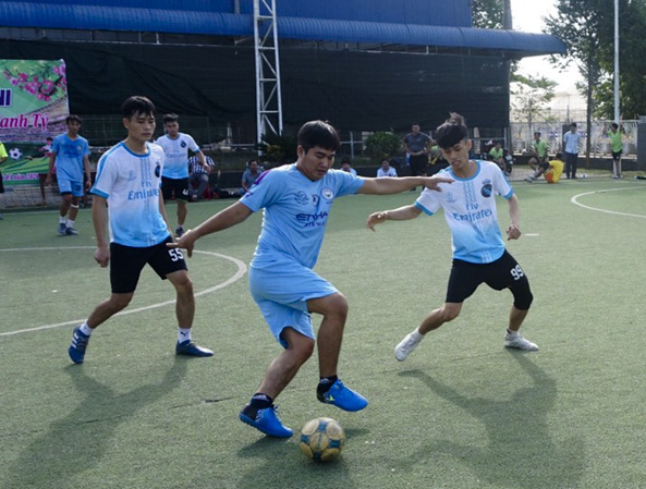 Pha tranh chấp bóng trong trận đấu  giữa xã Xuân Sơn (bìa phải) và Suối Rao.