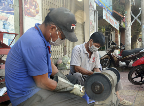 Mỗi ngày, ông Đỗ Đại Vân kiếm được cả triệu đồng nhờ làm dịch vụ đánh bóng lư đồng.