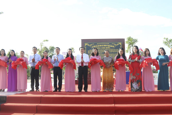 Các đại biểu cắt băng khánh thành Bia tưởng niệm Anh hùng Lực lượng vũ trang nhân dân Châu Văn Biếc. Ảnh: TUẤN VŨ
